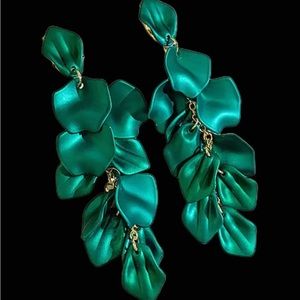 ✨ Gorgeous Green Leaves Drop Earrings